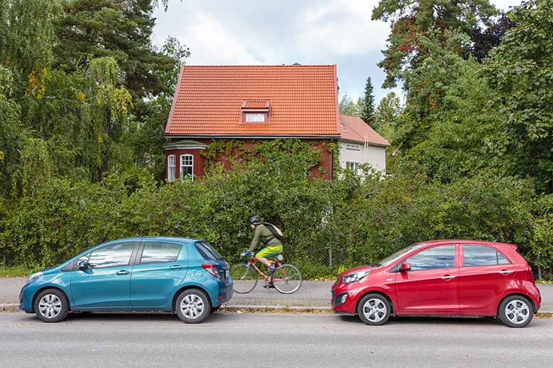 Kaksi taloa ja kaksi pientä autoa
