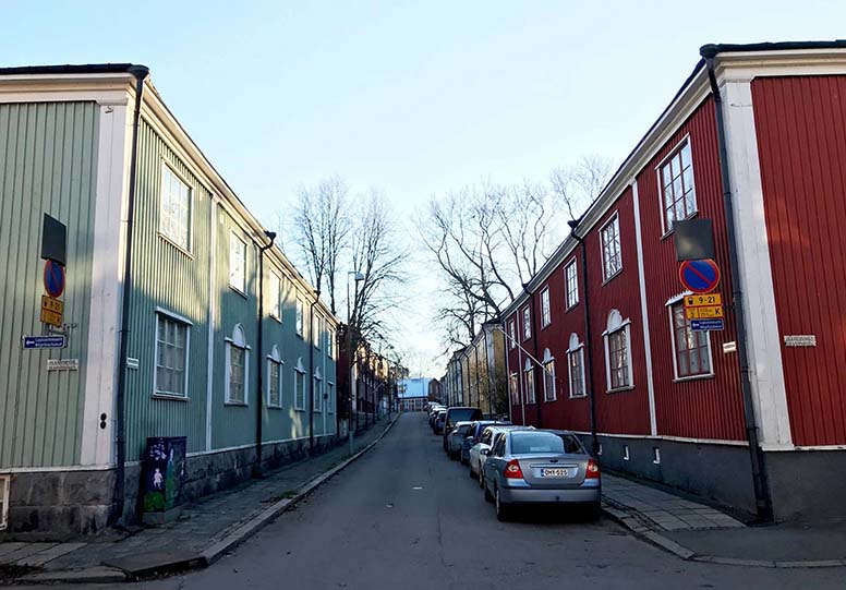 Vihreä ja punainen puutalo Helsingin Vallilassa