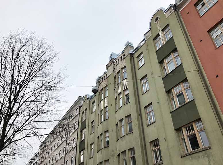 Vihreä kerrostalo Helsinki