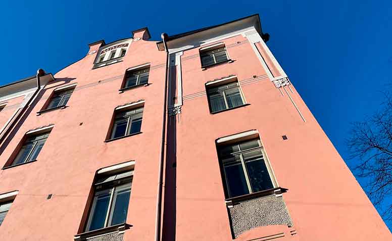 Keerostalo_ja_lehdetön_puu_Kruununhaka_Helsinki