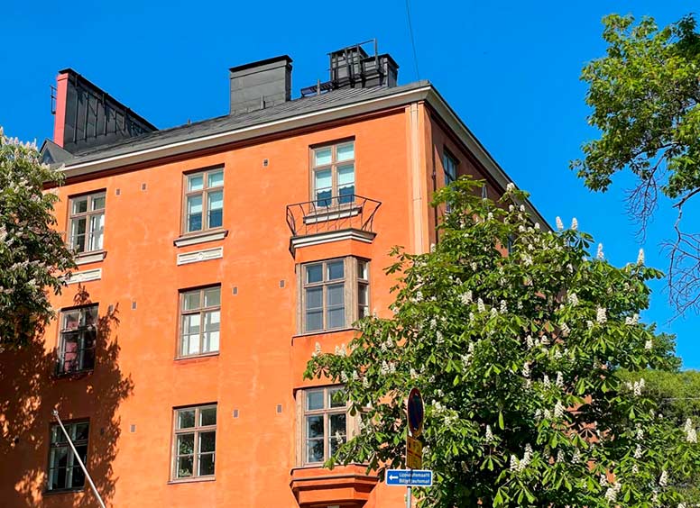 oranssi kerrostalo Kalliossa