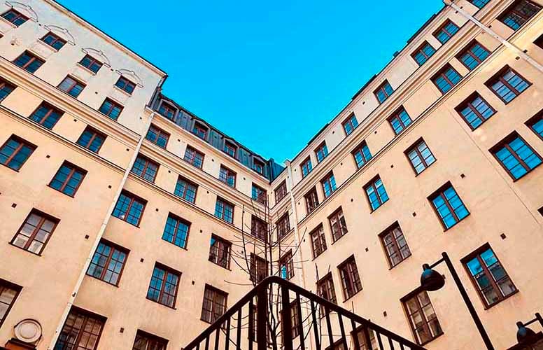 Kerrostalon sisäpiha Helsingin Kruununhaassa