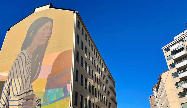 Kerrostalo ja muraali Helsingin Kalliossa