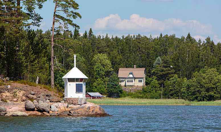 Kesämökki ja ranta