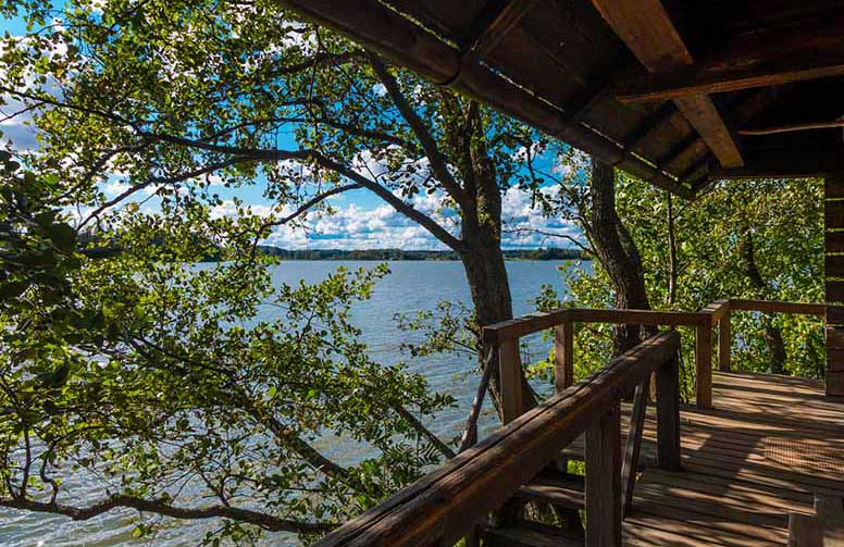 Kesämökki ja järvimaisema