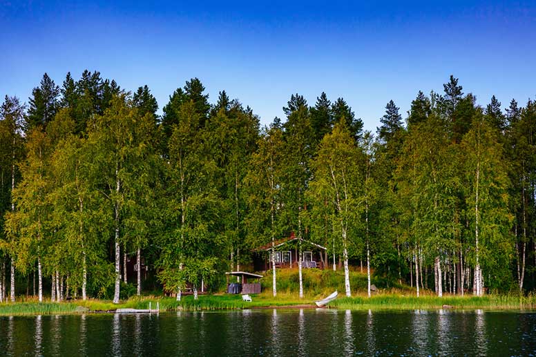 Kesämökki, ranta ja vene