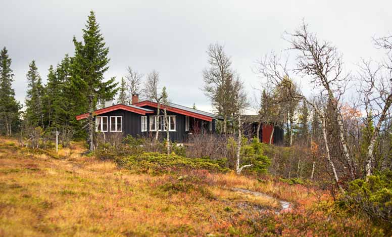 Kesämökki ruskamaisemassa