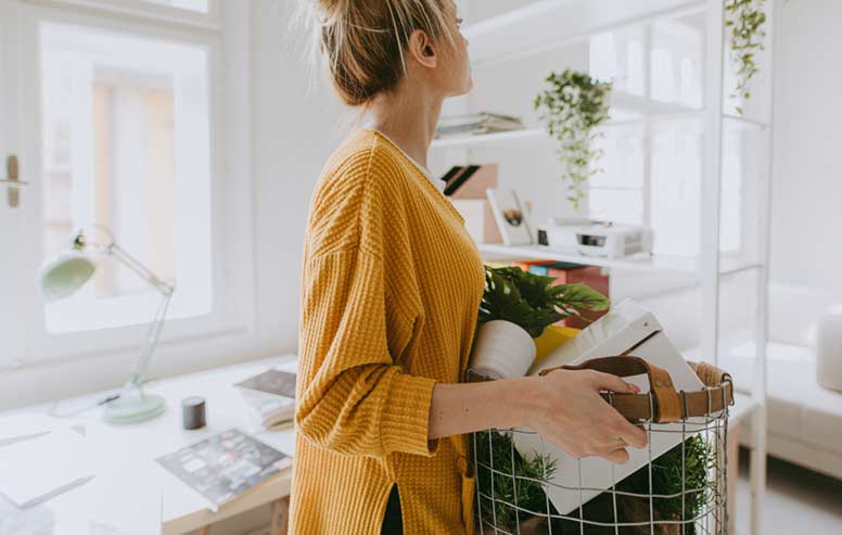 Nuori nainen sisustaa kotia