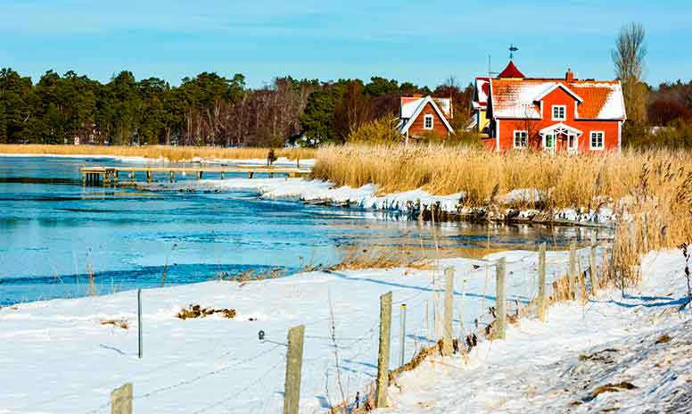 Omakotitalo rantatontilla