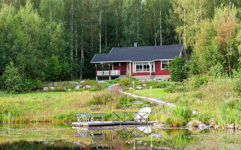 Punainen kesämökki ja laituri