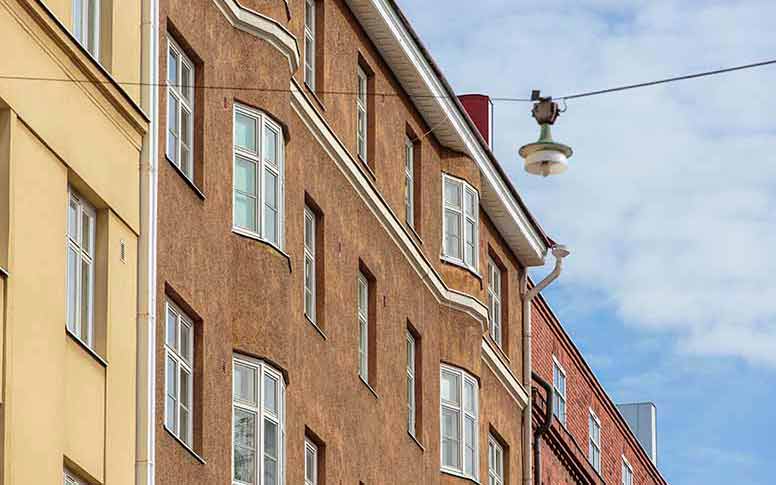 Ruskea ja keltainen kerrostalo 