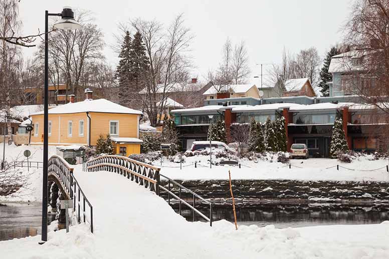 Talvimaisema ja taloja Savonlinnassa