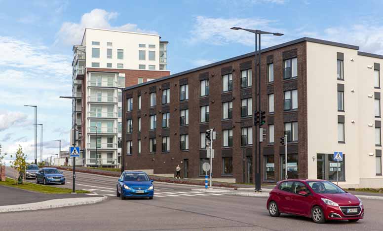 Kerrostaloja ja autoja