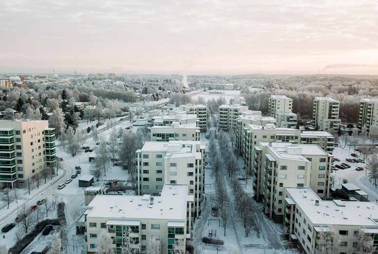 Kerrostalo Turussa talvimaisema