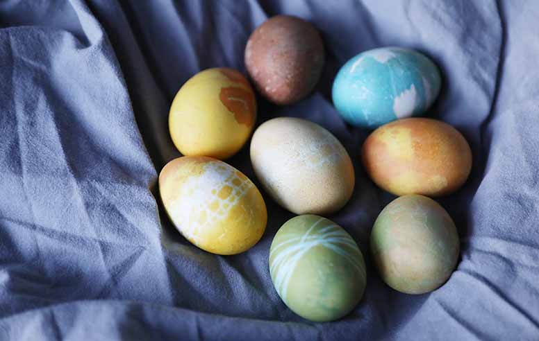 Luonnonväreillä värjättyjä pääsiäismunia