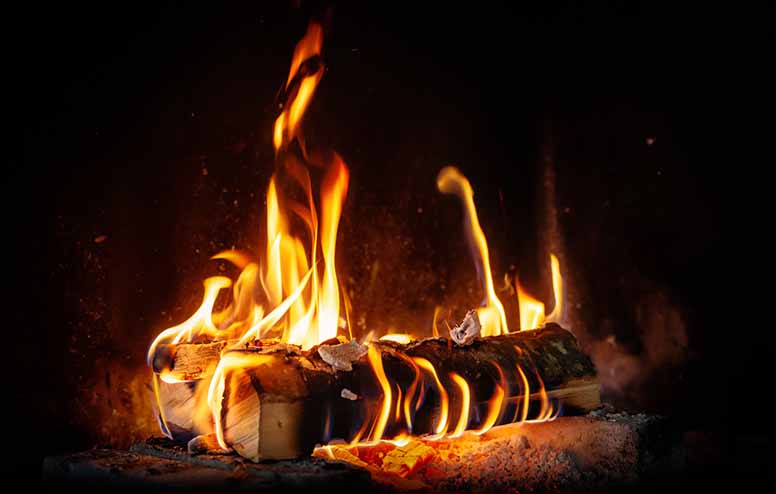 Tulisija taas lämpimäksi – kuuma tuhka ei kuulu muoviämpäriin tai kannettomaan metalliastiaan