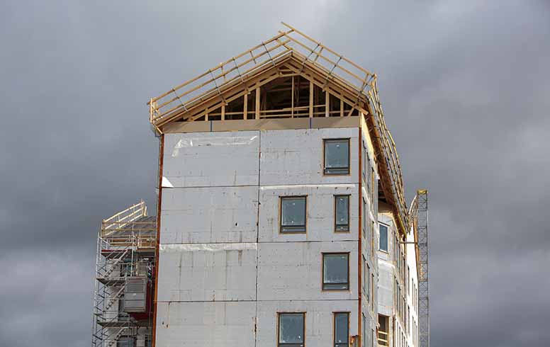 Uuden kerrostalon ympärillä on rakennustelineitä