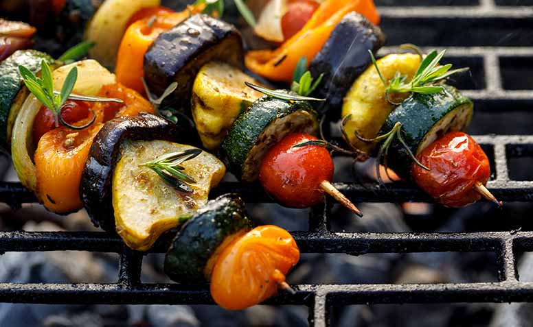 Kasvisvartaat kuumassa grillissä