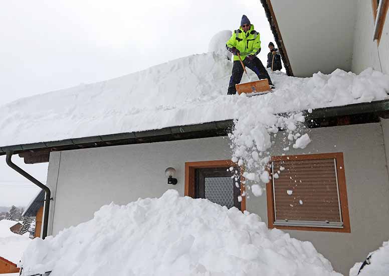 Teetän talvella vanhempieni kotitalolla lumitöitä – saanko koti­talous­vähennyksen?