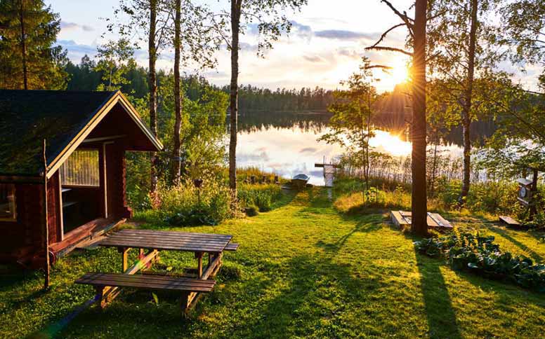 Punainen, kesämökki ja auringonlasku