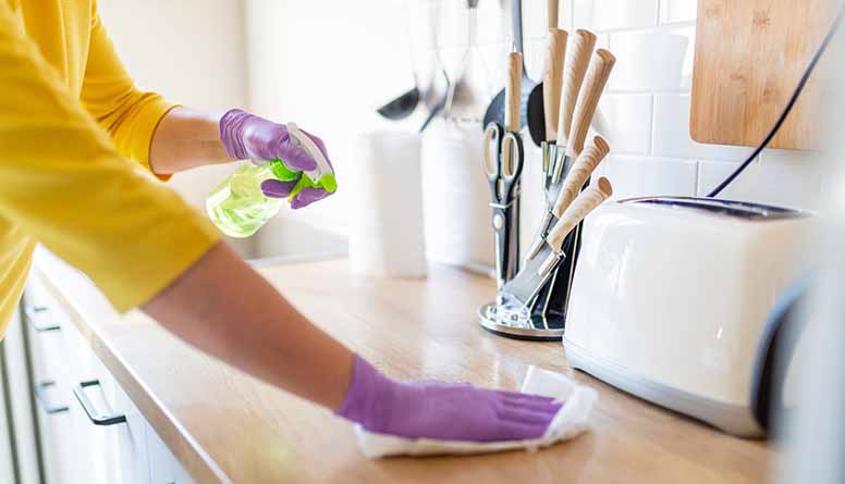 Siivooja, siivous, keittiö