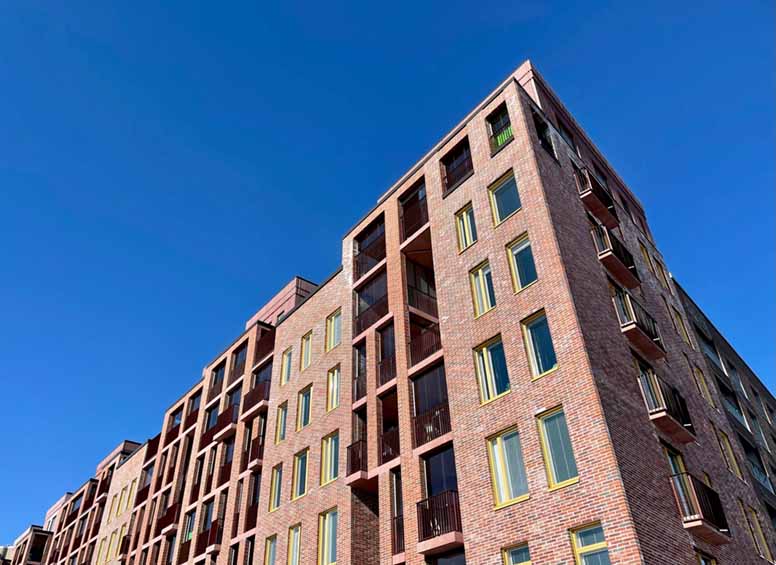 Uusi kerrostalo Kruunuvuorenrannassa Helsingissä