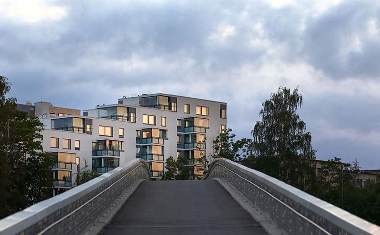Kerrostaloja ja pyöräsilta, Espoo