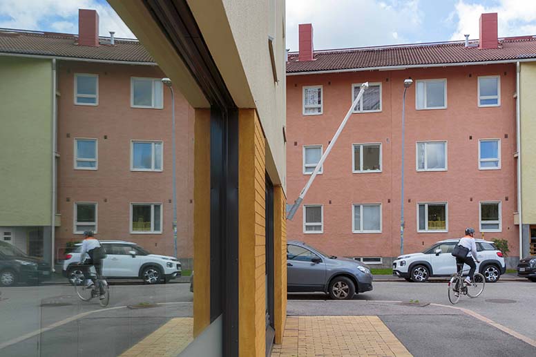 Kerrostaloja, pyöräilijä, autoja Kuva_Patrik_Lindström
