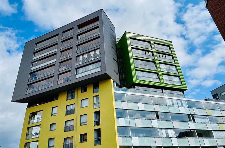 Värikkäitä kerrostalo Vallilan Konepajalla Helsingissä kesä 2025