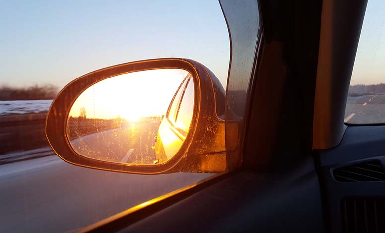 Aurinko ja kurakelit riesana liikenteessä – näkeminen on aina autoilijan vastuulla