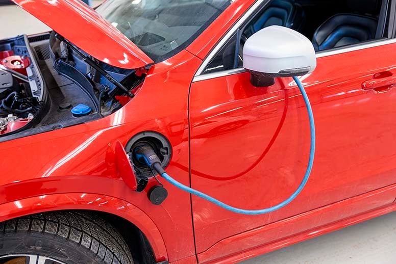 Korjaamolle vai romuttamolle – miten pitkään sähköauto kestää?