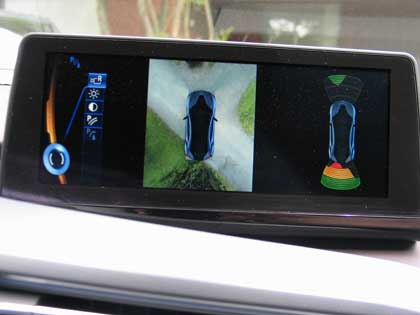 BMW i8:n näytöstä voi tarkastella auton ympäristöä kuvina.