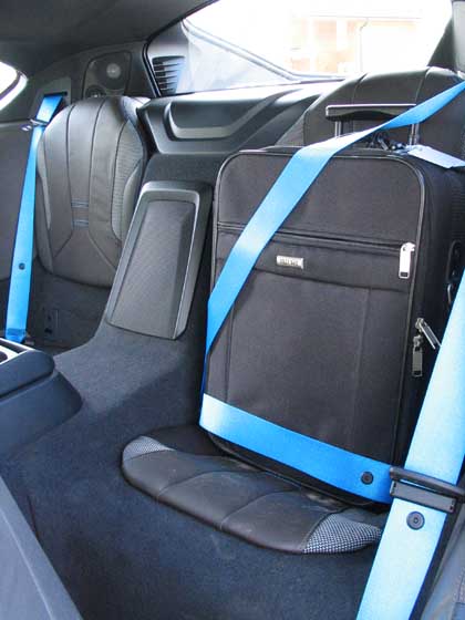 Lentolaukkua voi kuljetta BMW i8:n takaistuimella.