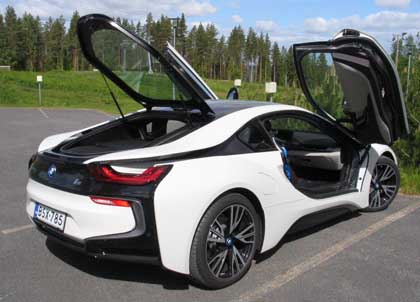 BMW i8:n lokinsiipiovet toimivat yllättävän hyvin.