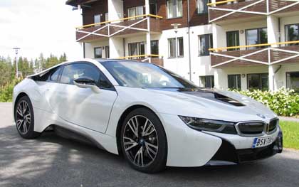 BMW i8:n kaksivärisyys korostaa BMW i8:n futuristista muotoilua