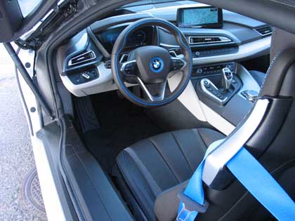 BMW i8:n ohjaamo on yhdistelmä futuristisia muotoja ja BMW:lle tyypillisiä hallintalaitteita.