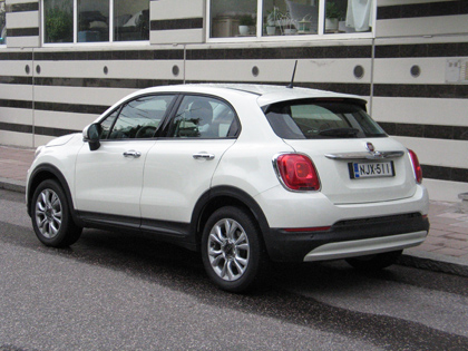 Fiat 500X takaa
