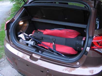 Golfbägi menee Hyundai i20:n tavarasäiliöön, kun pitkät puut ottaa erilleen. 