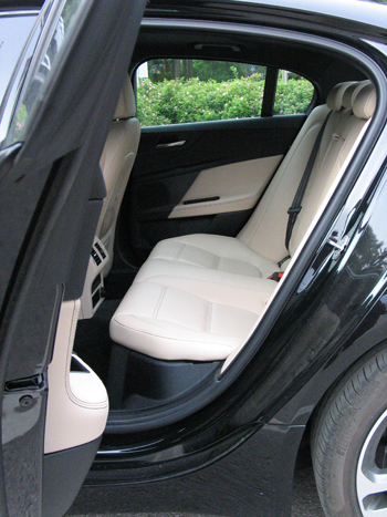 Jaguar XE takapenkki