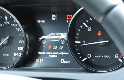Land Rover Discovery Sport mittareiden väliin sijoitettu viiden tuuman TFT-näyttö kertoo polttoaineen määrän.