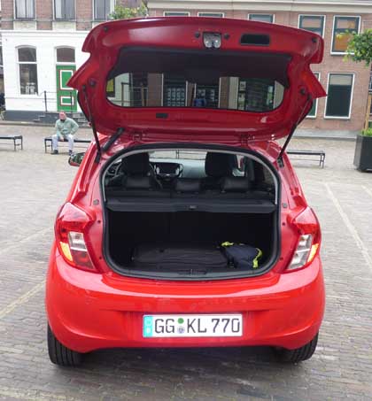 Opel Karlin takakontiiin mahtuu tavaraa 215 litraa.