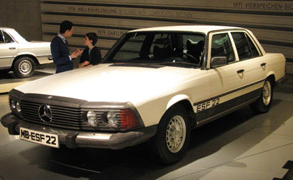 Mercedes-Benz S-sarjan auto 1070-luvulta on kuvattu Mrcedes-Benzin museossa.