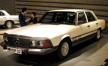 Mercedes-Benz S-sarjan auto 1070-luvulta on kuvattu Mrcedes-Benzin museossa.