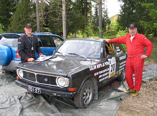 Pari Antero Sakselin – Raimo Hautalahti oli Mäntsälässä mukana monet kisat eri kuljettajilla kiertäneellä Volvo 142:lla. 