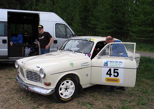 Jo helmikuussa 1967 Hankirallissa kilpaillut Volvo Amazon kiertää nyt historic-kisoja. Mustassa paidassa ja lippalakissa auton uuteen uskoon rakentanut Jari Kristeri. Kuljettaja Jari Laaksonen valmistautuu kisaan, auton omistaja Timo Kuparinen istuu kartturin paikalla. 