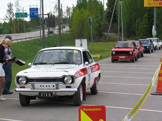 Ford Escort on ollut kautta vuosikymmenten yksi rallipolkujen perusautoista. Nyt niitä on historic-kilpailuissa mukana sekä vanhakoppaisina kuten etualan auto että uudella korilla kuten taaemmat autot. 