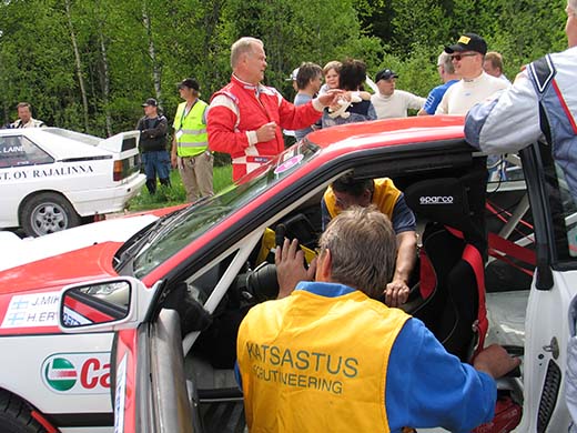 Katsastajat tutkimassa parin Jarmo Mikkonen – Hannu Ervasto Toyota Celicaa. 