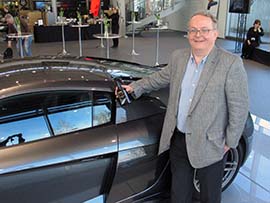 Bernerin tuotekehityskemisti Kim Lindqvist esittelee ylpeänä, kuinka hieno kiilto Audi R8:aan oli tehty TFC-tuotteilla. 