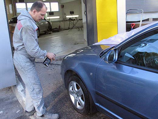 Ammattilaisen mielestä auton käsittely ohutkalvopinnoitteella ei ole sen nopeampaa kuin huippulaatuisen nanovahan käyttäminen, mutta helppoa se on, kun ei tarvitse osata vahaamisen perusoppeja. 
