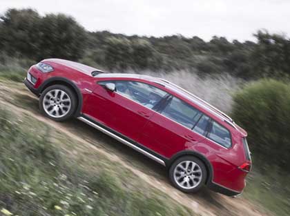 Golf Alltrack nousee jyrkkään elämäkeen ketterästi.